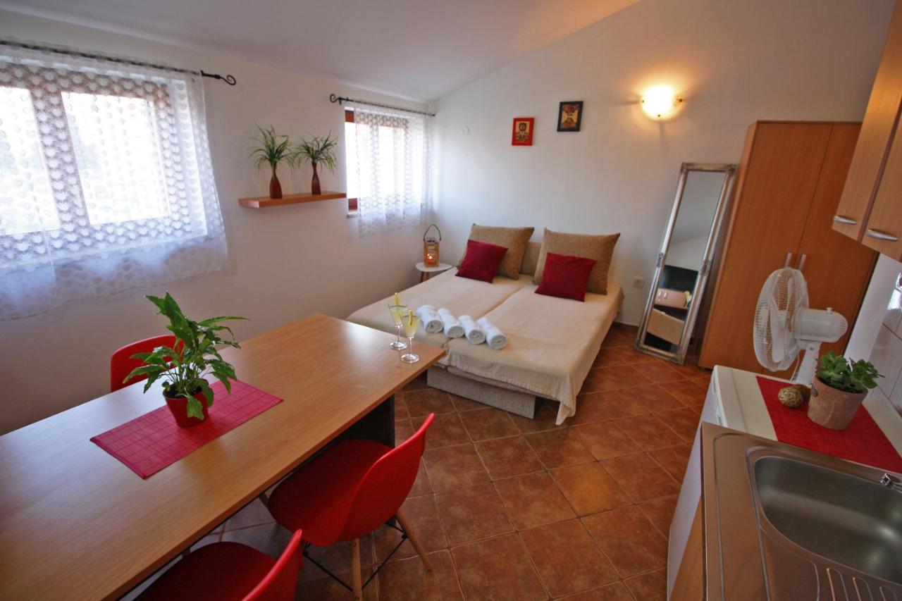 Brijunisol - 3 Apartments Top Position Near The Beautiful Beach Fazana Exterior photo