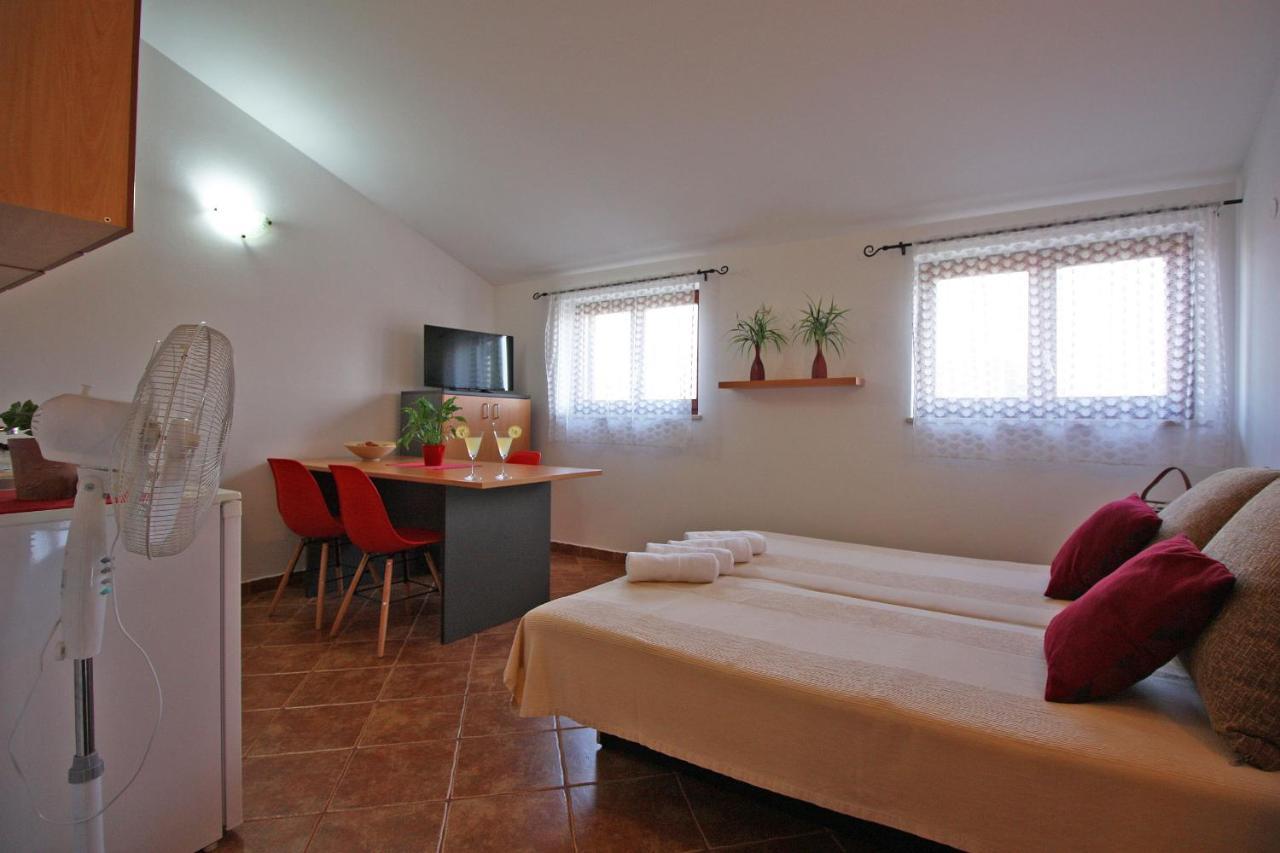 Brijunisol - 3 Apartments Top Position Near The Beautiful Beach Fazana Exterior photo